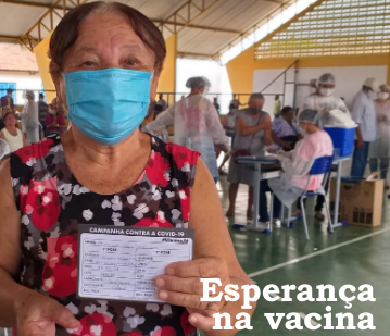 Mulher com o cartão de campanha contra a Covid-19
