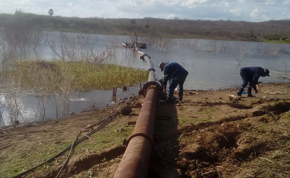 Equipe da empresa responsável pela construção da adutora que trará água de São Domingos a Canindé realizando testes