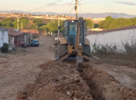 Escavadeira cavando uma valeta para por os canos que ficaram encarregados pela ampliação da rede.