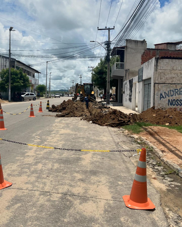 SAAE de Canindé inicia manutenção de rede de abastecimento na rua Raimundo Alconforado, Bairro Alto Guaramiranga.