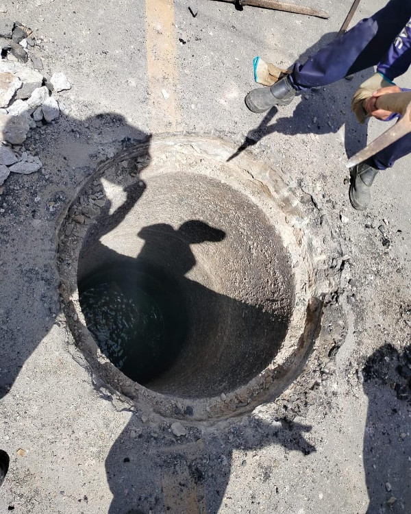 SAAE de Canindé realiza manutenção em rede de esgoto no centro da cidade.
