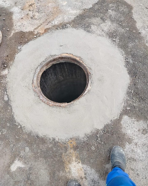SAAE de Canindé realiza manutenção em rede de esgoto no centro da cidade.
