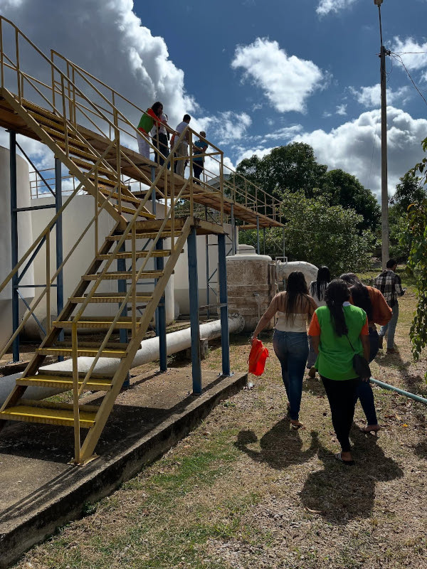Comitiva da Secretária do Meio Ambiente e dos integrantes do Programa AJA visitaram O SAAE de Canindé para conhecer os processos de tratamento de água