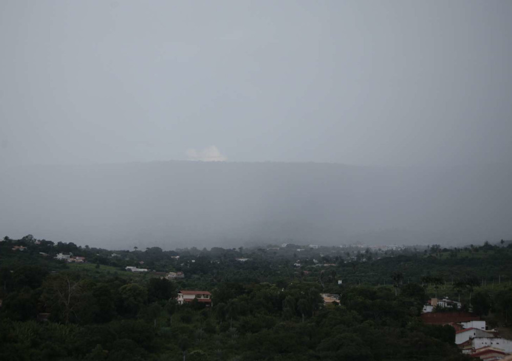Paisagem montanhosa com céu fechado
