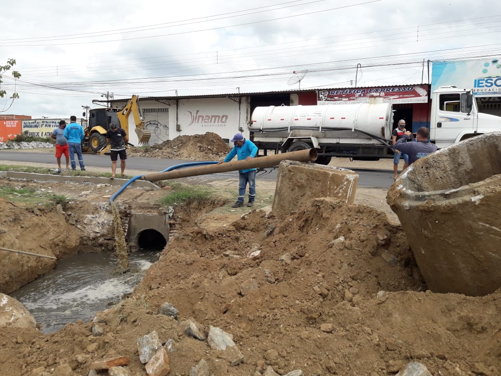Equipe do SAAE de Canindé efetuando a desobstrução de um bueiro.