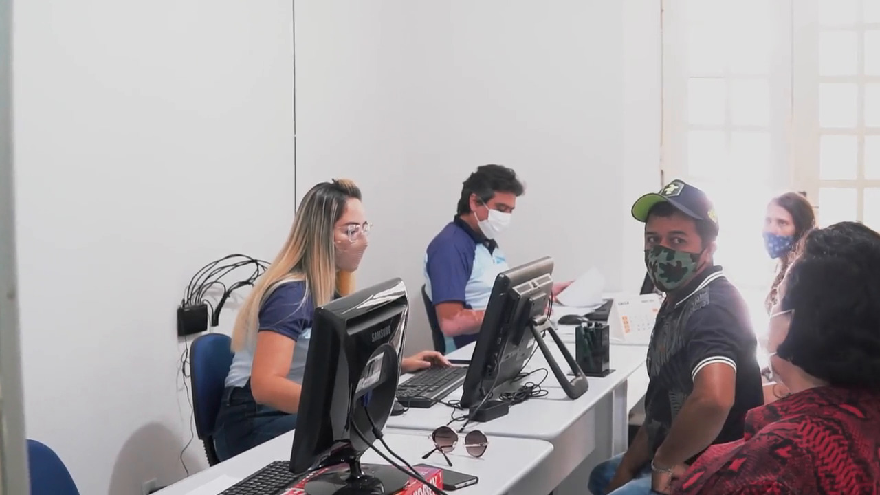 Atendimento da população no escritório do SAAE de Canindé