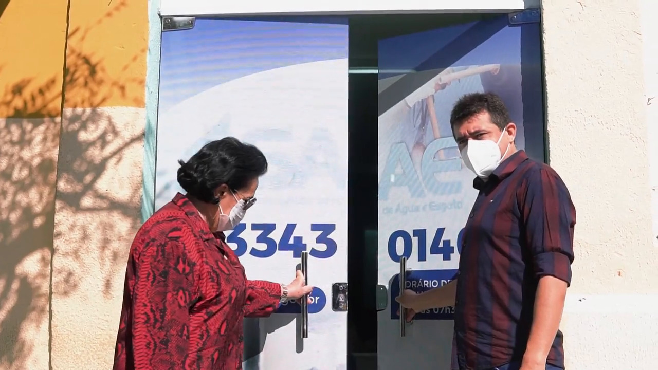 Rosário Ximenes e Xisto Lima abrindo porta do escritório do SAAE no centro da cidade de Canindé