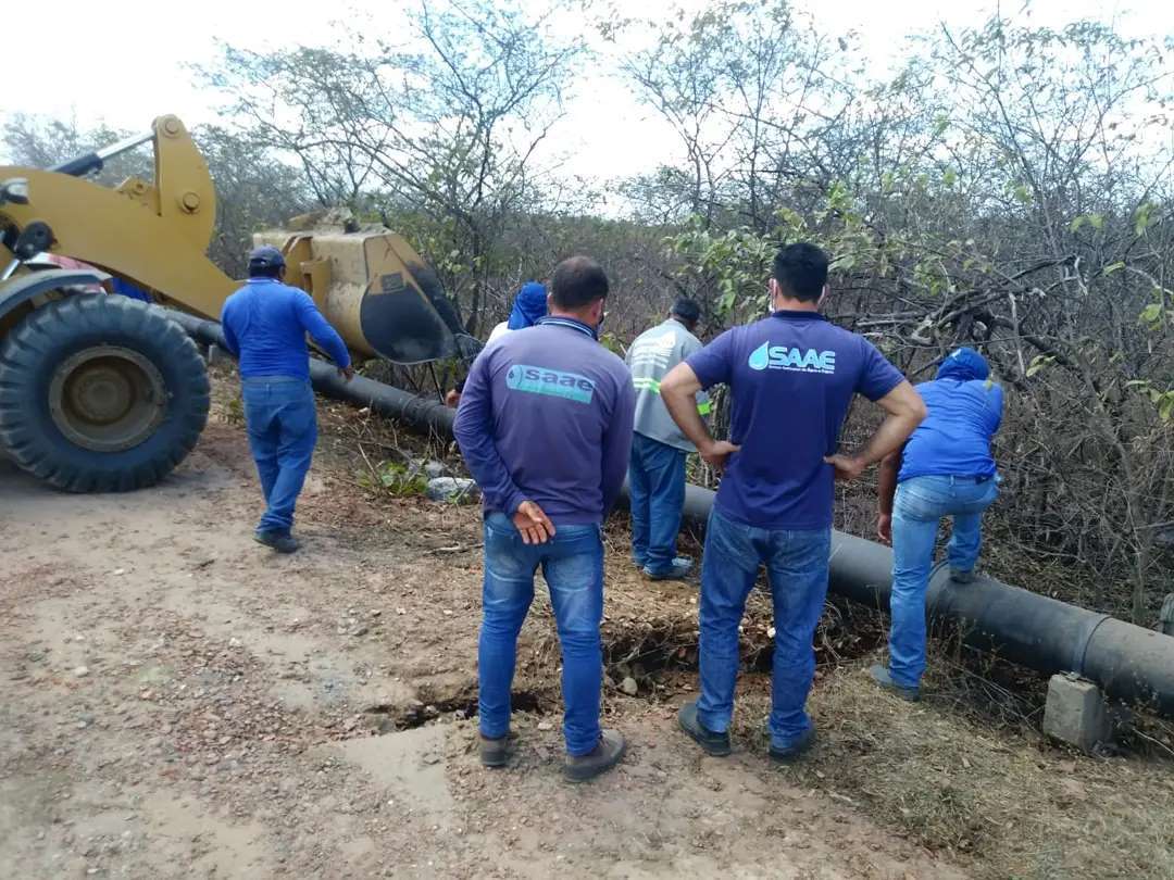 Colaboradores do SAAE de Canindé efetuando reparação da tubulação da adutora