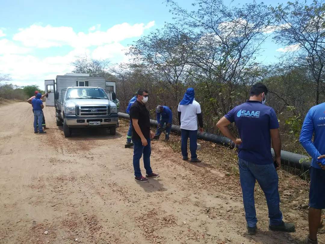 Colaboradores do SAAE de Canindé efetuando reparação da tubulação da adutora