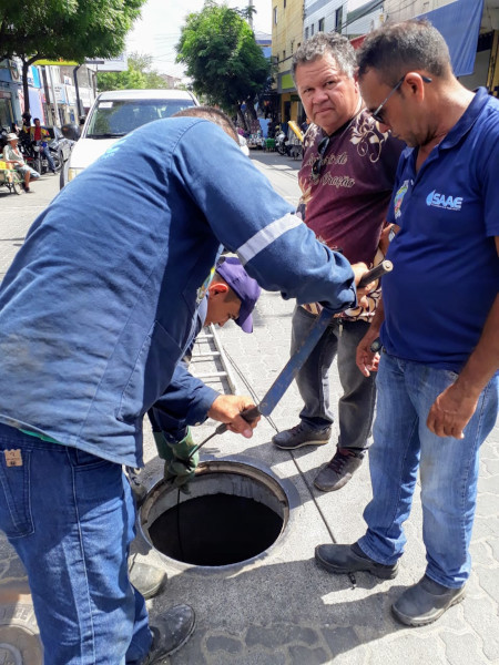 Equipe do SAAE trabalhando em bueiro