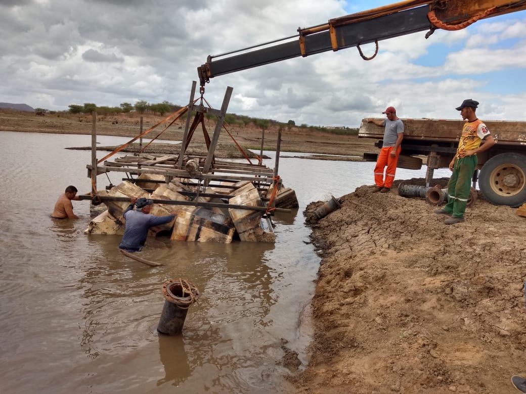 Equipamento sendo removido do açude por um guincho