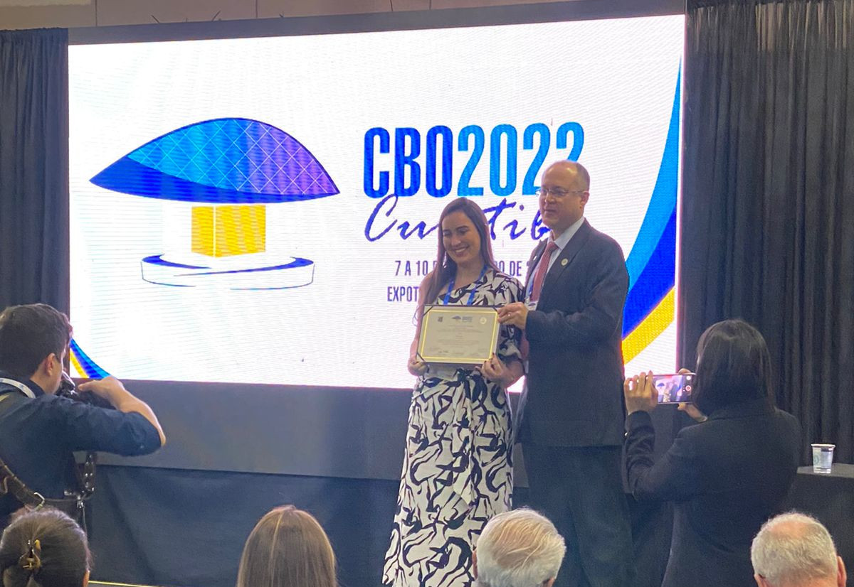 Dra Marie Garon recebendo premiação no Congresso Brasileiro de Oftalmologia 2022