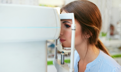 Mulher se submetendo a um exame ocular através do equipamento OCT