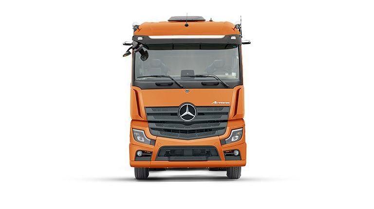 Caminhão Mercedes-Benz, na cor laranja de frente.