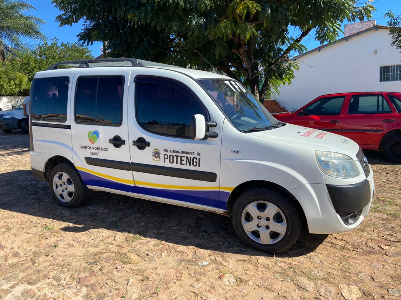 Van contendo identificação da Prefeitura Municipal de Potengi