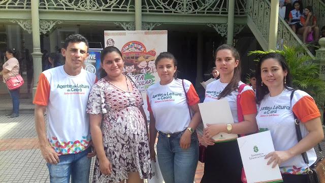 V&aacute;rias pessoas posando para foto