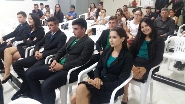 Varias pessoas sentadas