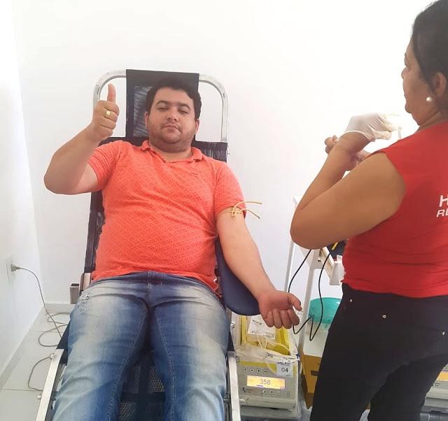 prefeito dando exemplo de solidariedade