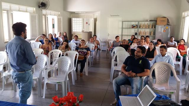 Prefeito Tainao participando de um workshop