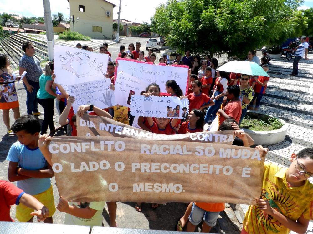 Jovens nas ruas segurando bandeiras durante caminhada