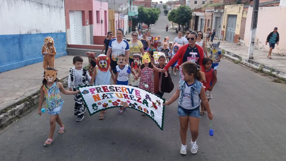 Crianças segurando faixa durante caminha nas ruas