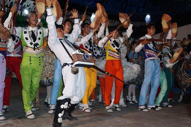 Quadrilha se apresentando no Tarrajunino