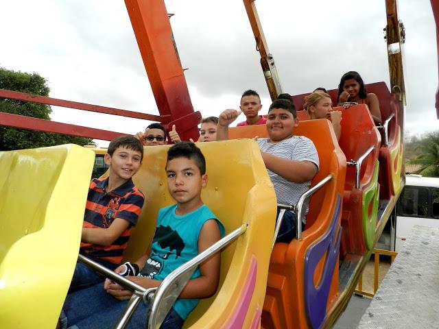 Crian&ccedil;as em brinquedos no parque de divers&otilde;es.