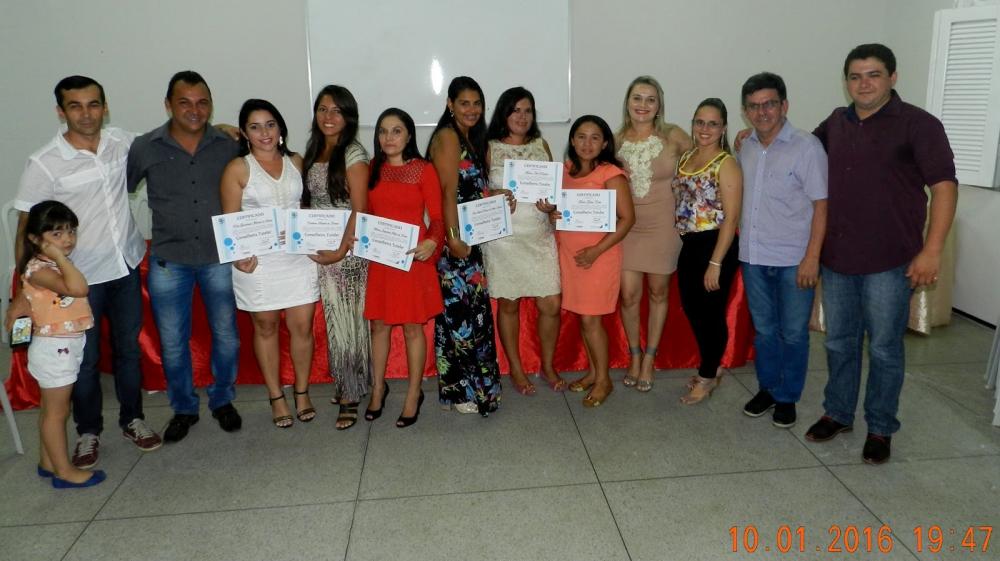 Pesosas com o certificado na m&atilde;o.