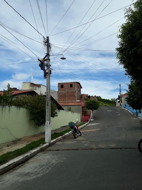 Funcion&aacute;rio da prefeitura trocando l&acirc;mpadas queimadas nos postes da cidade
