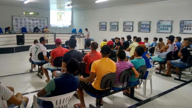 V&aacute;rias pessoas sentadas.