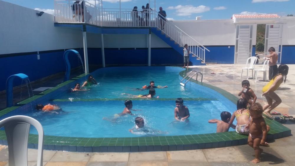 V&aacute;rias crian&ccedil;as brincando dentro de piscina