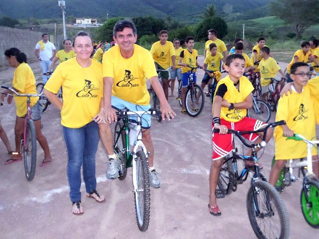 Prefeita Girleuda com v&aacute;rios ciclistas.