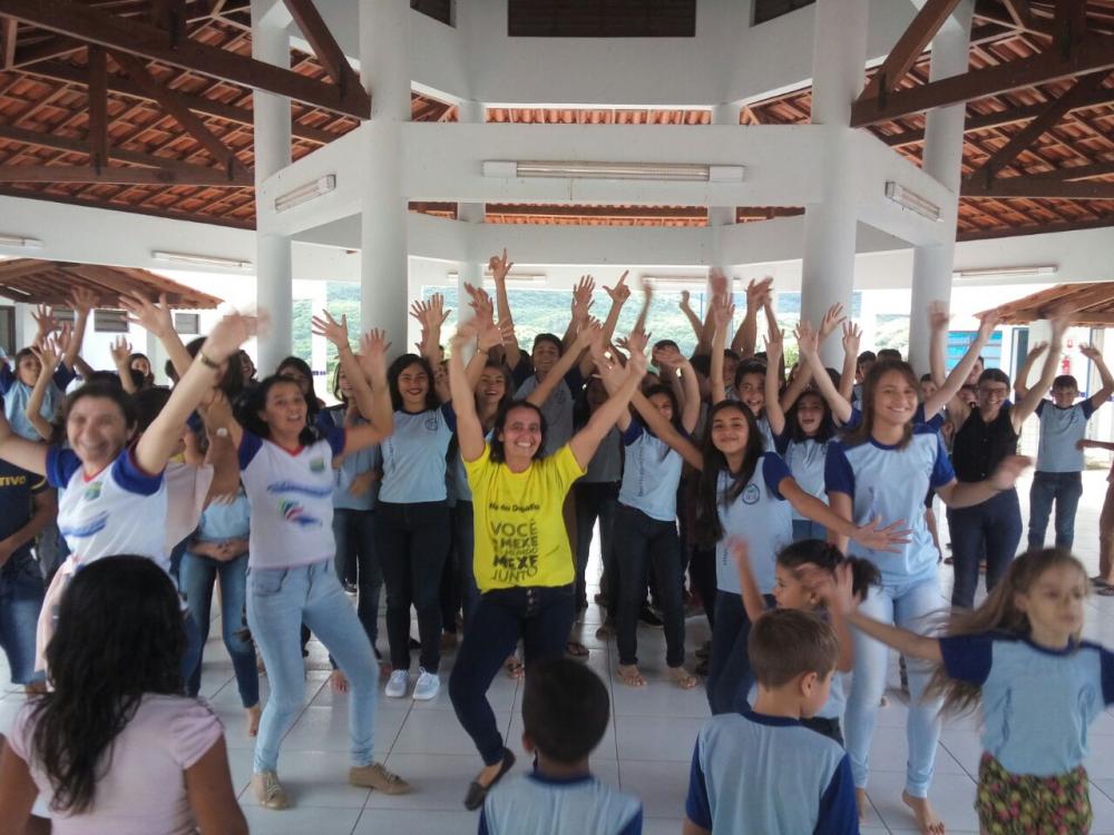 V&aacute;rias pessoas com os bra&ccedil;os para cima