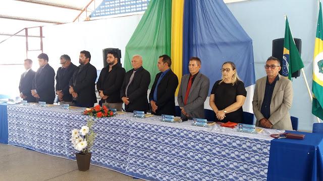 V&aacute;rias pessoas em p&eacute; atr&aacute;s de uma mesa na c&acirc;mara de Tarrafas