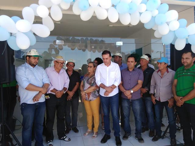 Prefeito Taiano, vereadores e secret&aacute;rios na inaugura&ccedil;&atilde;o do centro de sa&uacute;de