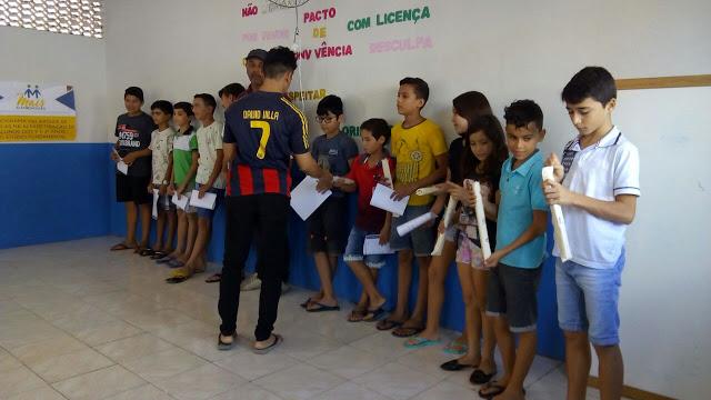 V&aacute;rias crian&ccedil;as recebendo flautas e apostilas