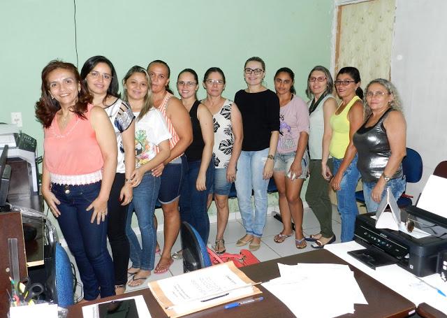 V&aacute;rias pessoas posando para foto.