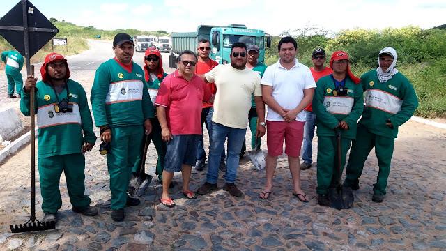 Prefeito Taiano, Sr. Ananias e oper&aacute;rios posam para foto.