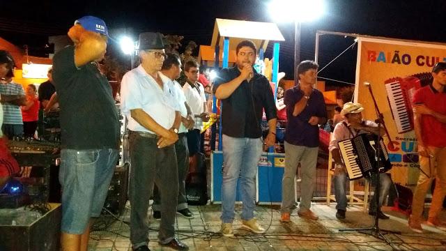 O prefeito Taiano falando ao microfone ao lado de outras pessoas