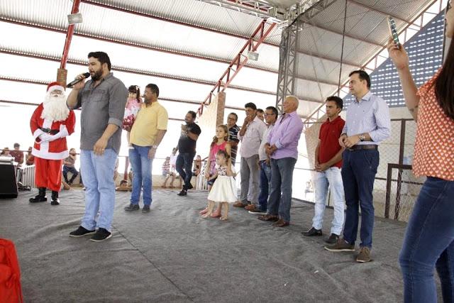 Prefeito de Tarrafas falando ao microfone, ao lado esquerdo o papai noel e atr&aacute;s v&aacute;rias pessoas da gest&atilde;o inclusive a primeira Dama