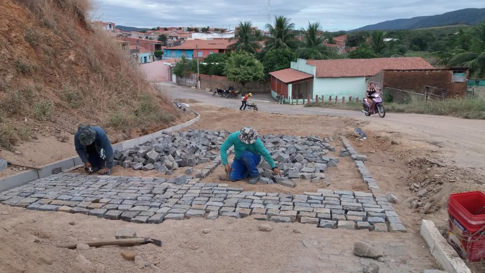 Dois homens pavimentando ruas de Tarrafas