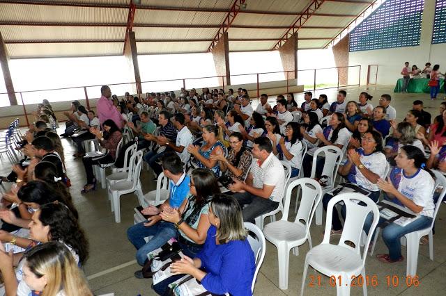 V&aacute;rias pesosas sentadas batendo palmas.