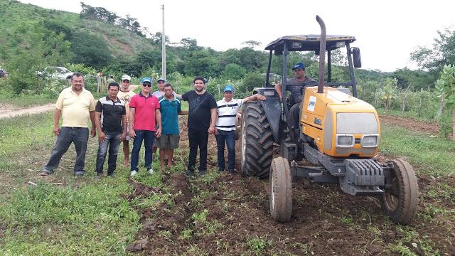 Ara&ccedil;&atilde;o gratuita da terra para os agricultores