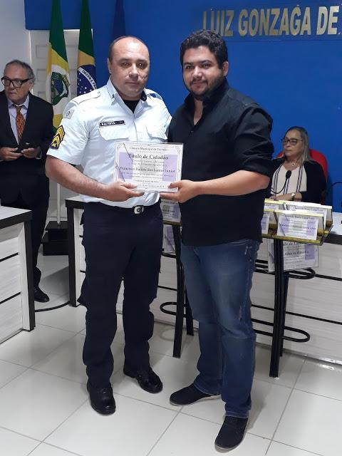 prefeito Taiano entrega de comendas e t&iacute;tulos de cidadania