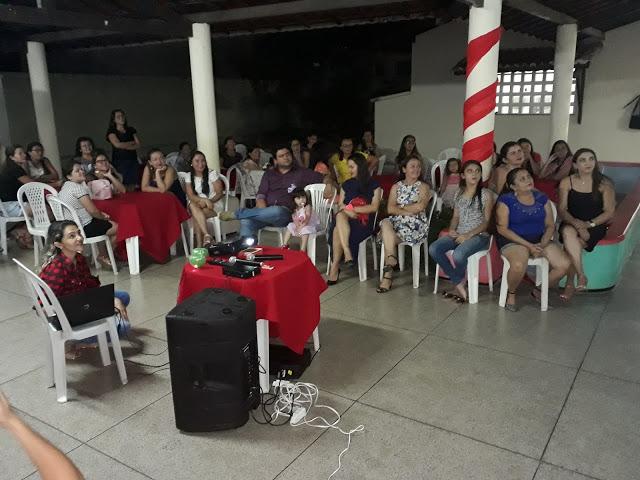 V&aacute;rias pessoas sentadas