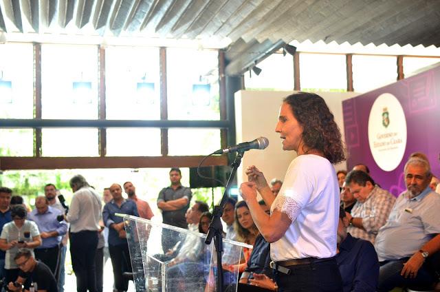 Izolda Cela falando ao microfone