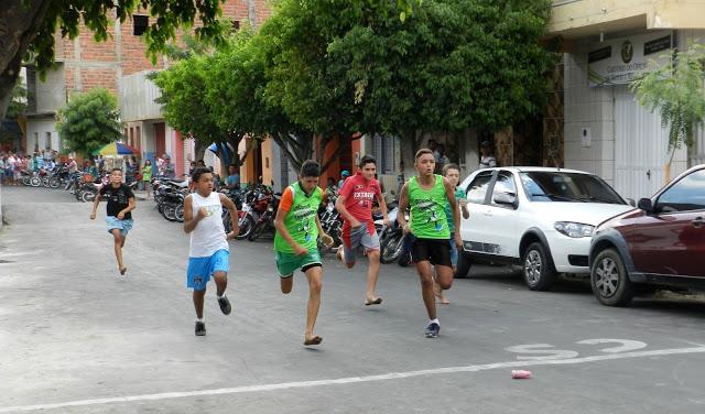 Jovens em corrida nas ruas de Tarrafas Cear&aacute;.