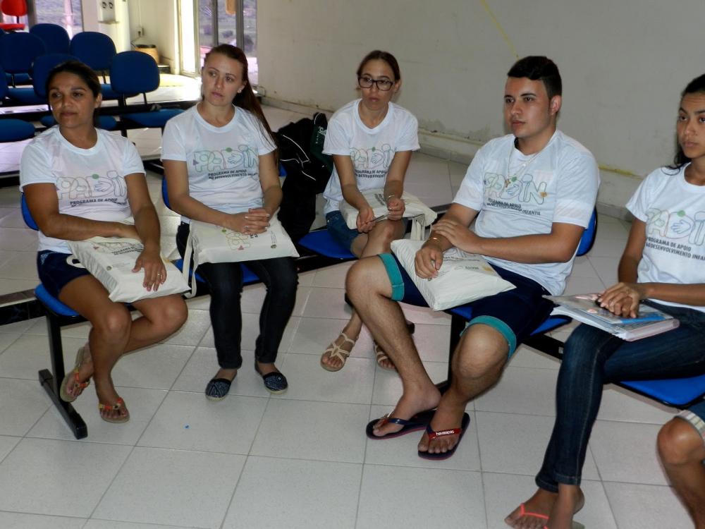 5 pessoas sentados em cadeiras