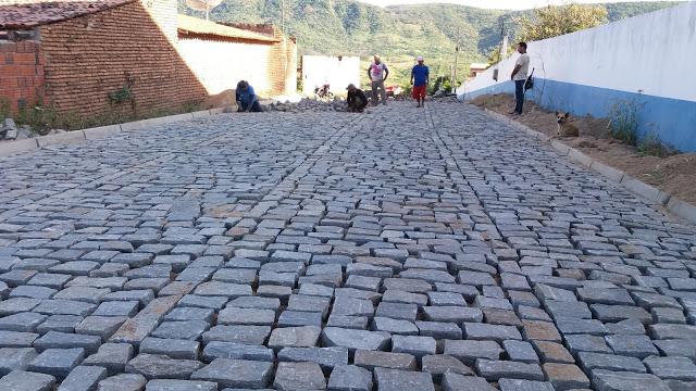 Oper&aacute;rios cal&ccedil;ando a rua Segefredo Alves de Souza
