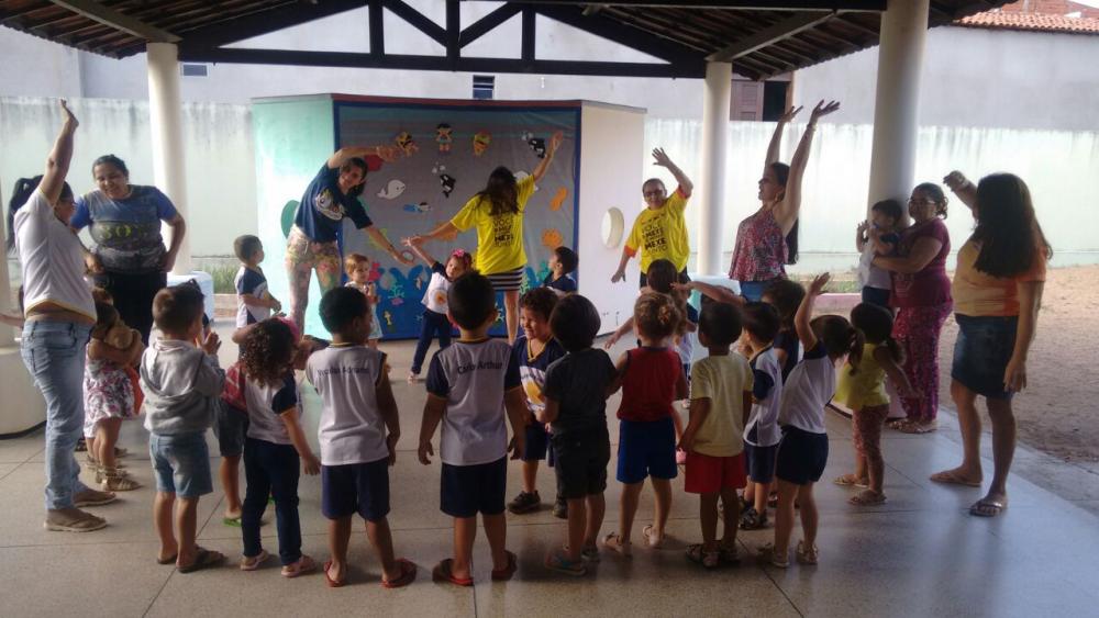 Crian&ccedil;as imitando adultos durante alongamento